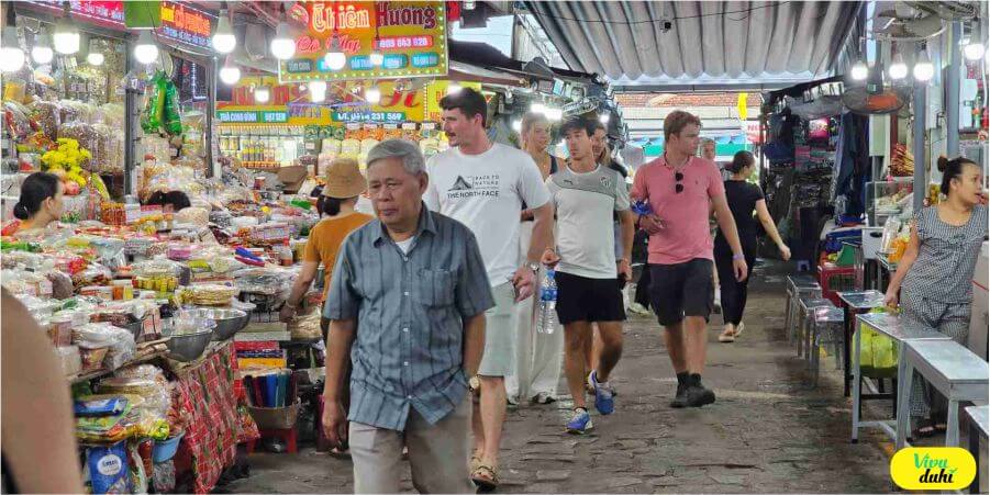 tham quan chợ đông ba