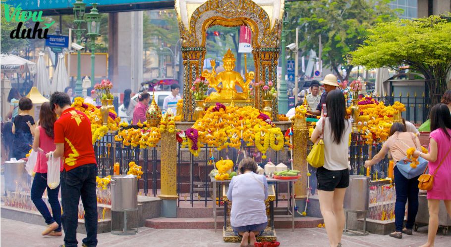 The Erawan Shrine (Đền Erawan) The Erawan Shrine (Đền Erawan)