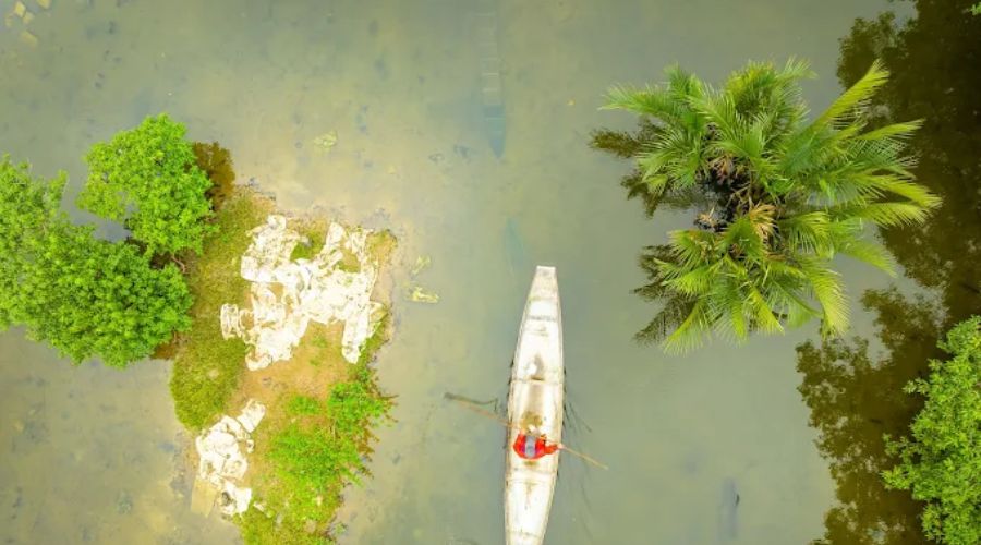 Trải nghiệm đi thuyền trên đầm phá Tam Giang gần Rú Chá.