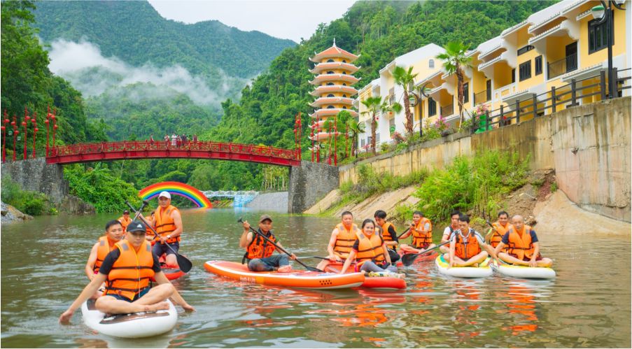 Tắm thác – chèo SUP ở cổng trời đông giang