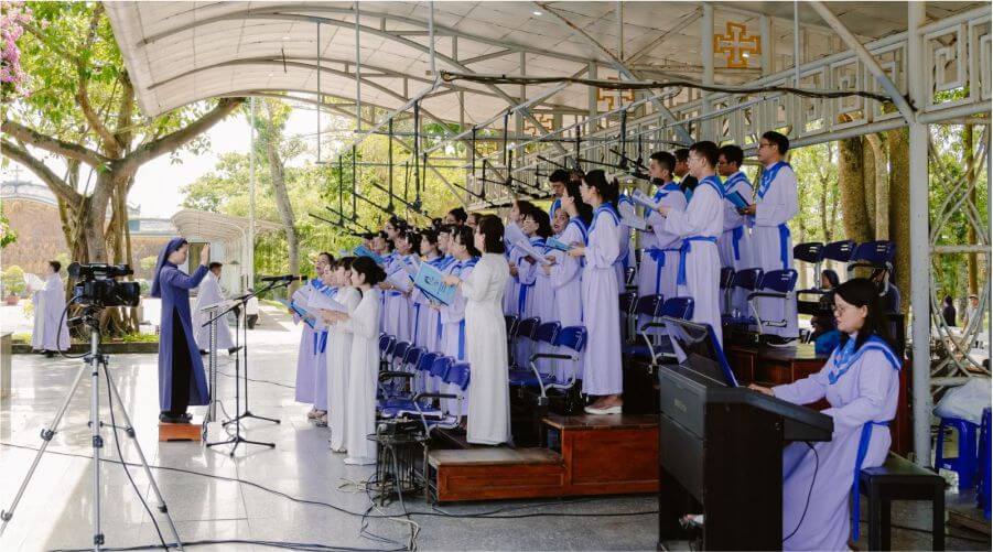 Tham dự thánh lễ và hành hương